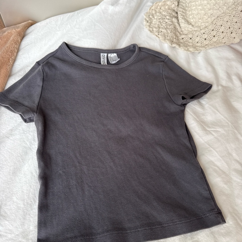 Divided Short Sleeve Ribbed Crewneck Tee in Dark Gray